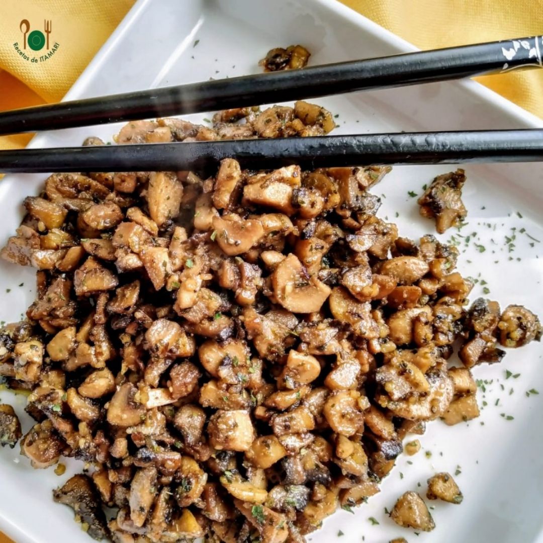 Champiñones con frutos secos