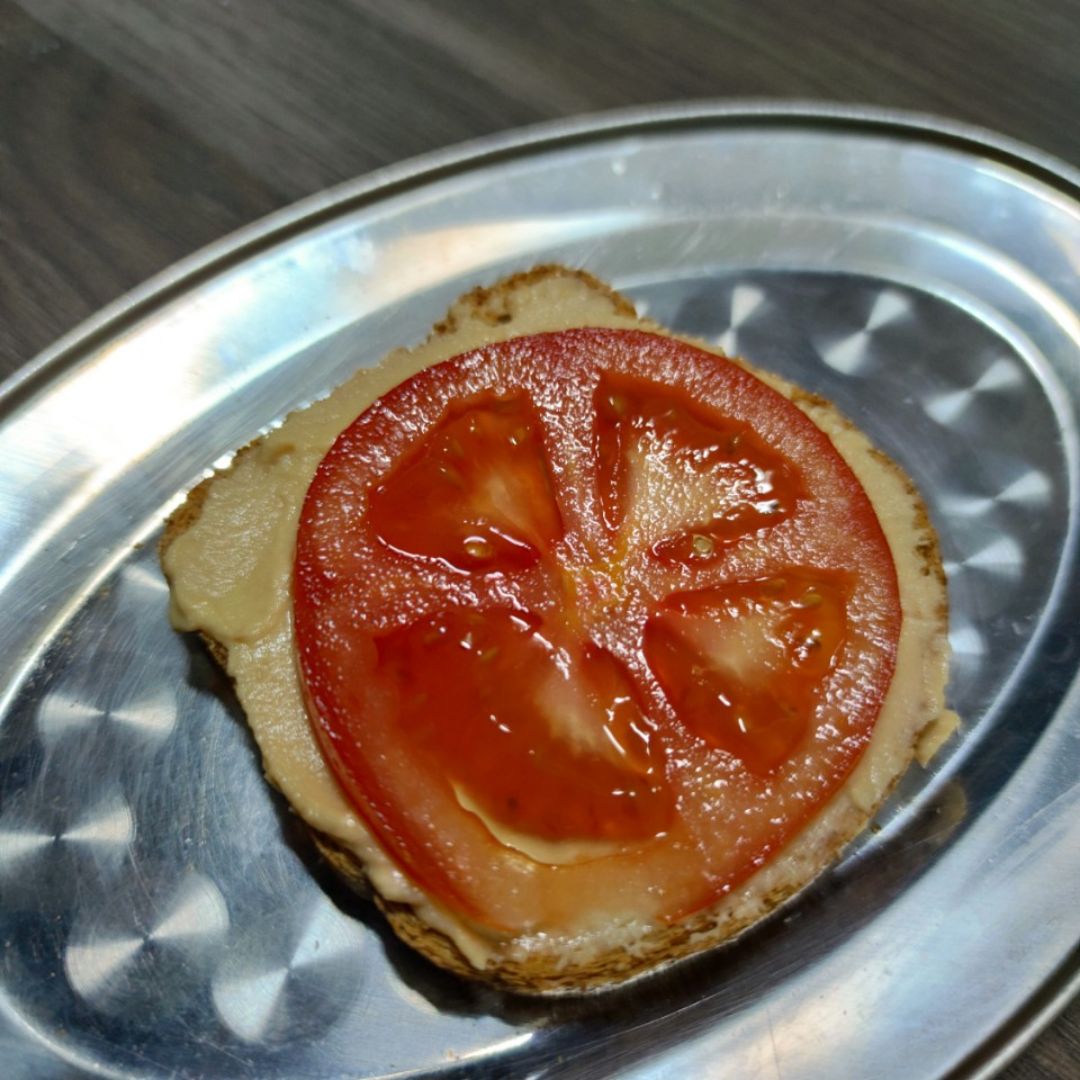 Tosta con hummus y tomate