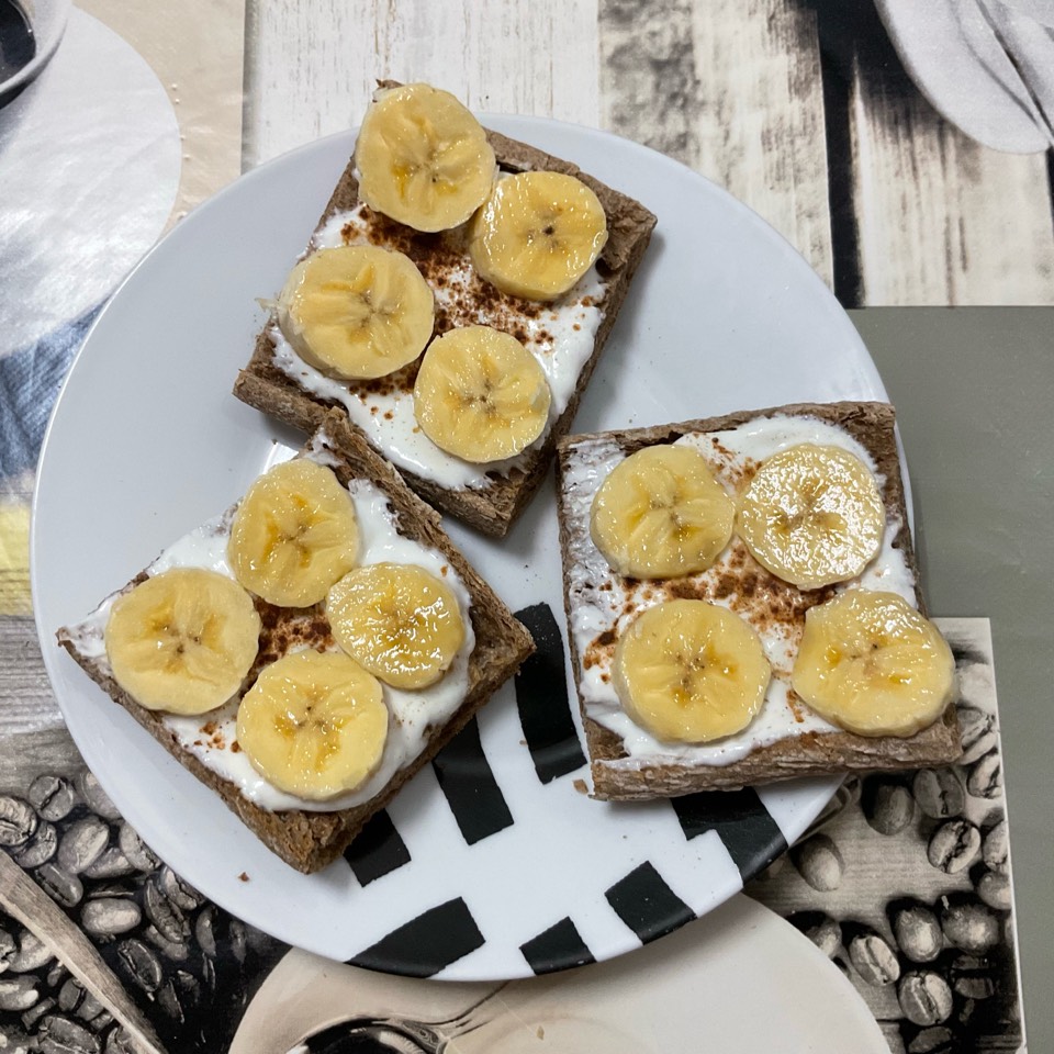 tostada con queso fresco y platano