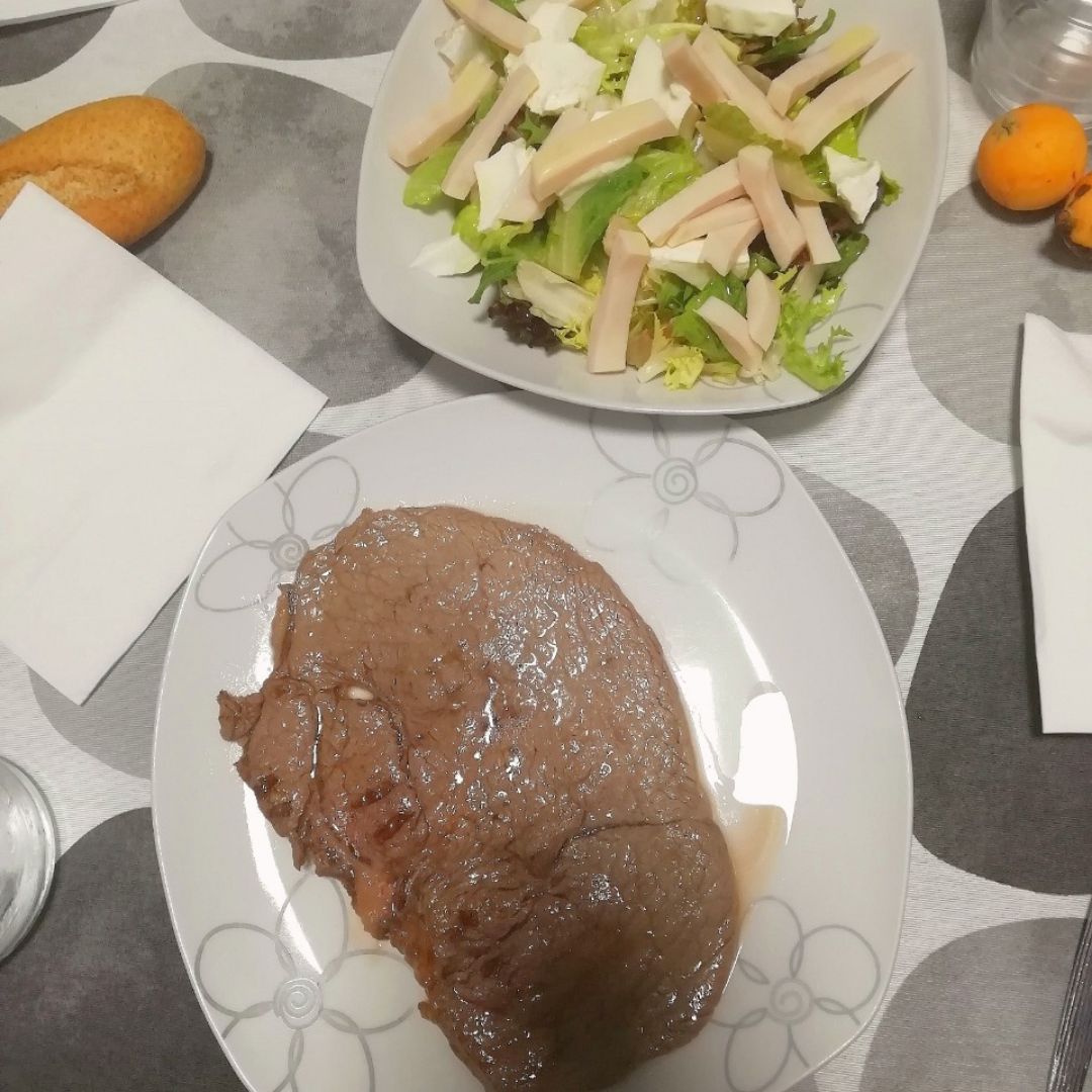 Filete de ternera acompañado de ensalada Filete de ternera acompañado de ensalada