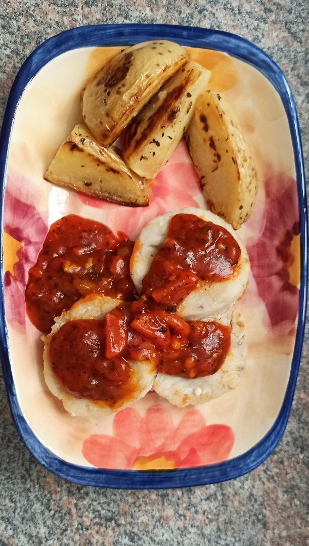Medallones de merluza con pisto y patatas asadas Medallones de merluza con pisto y patatas asadas
