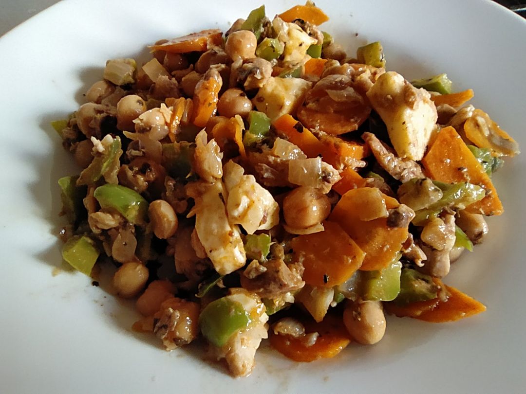 Salteado de garbanzos con sardinas y mozarella Salteado de garbanzos con sardinas y mozarella