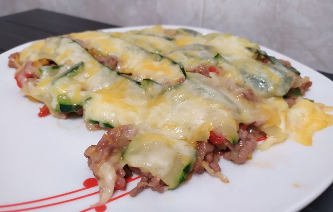 Lasaña de verdura con carne picada. 