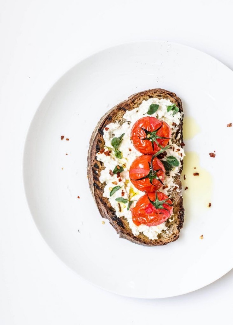 Tostada de queso fresco y tomates cherry