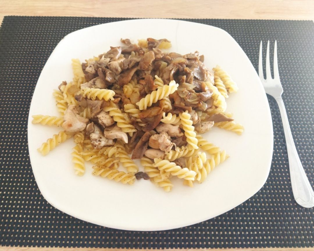 Pasta con setas y pollo Pasta con setas y pollo