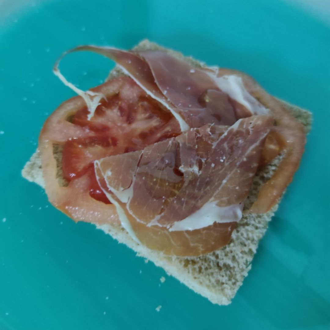 Tostada de jamón y tomate