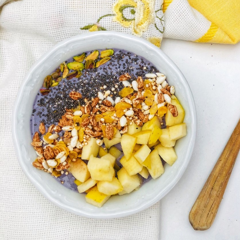 Batido de arándanos y queso fresco con cereales y fruta Batido de arándanos y queso fresco con cereales y fruta
