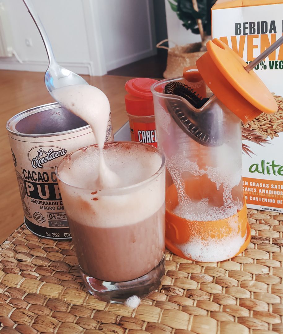 Espuma de bebida de avena con canela y cacao Espuma de bebida de avena con canela y cacao