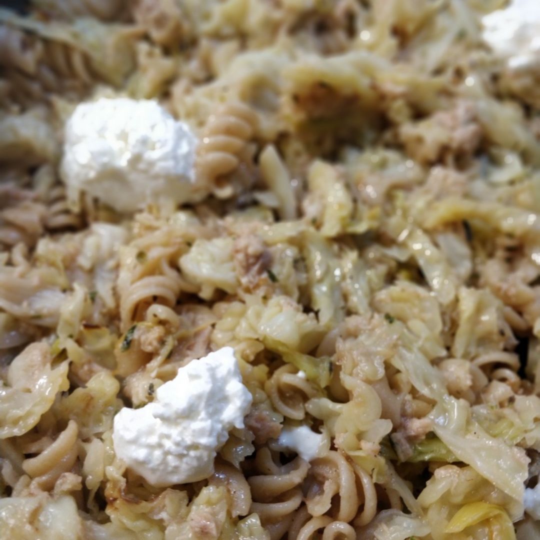 Salteado de repollo, calçots y cebolla con atun, queso y pasta integral Salteado de repollo, calçots y cebolla con atun, queso y pasta integral