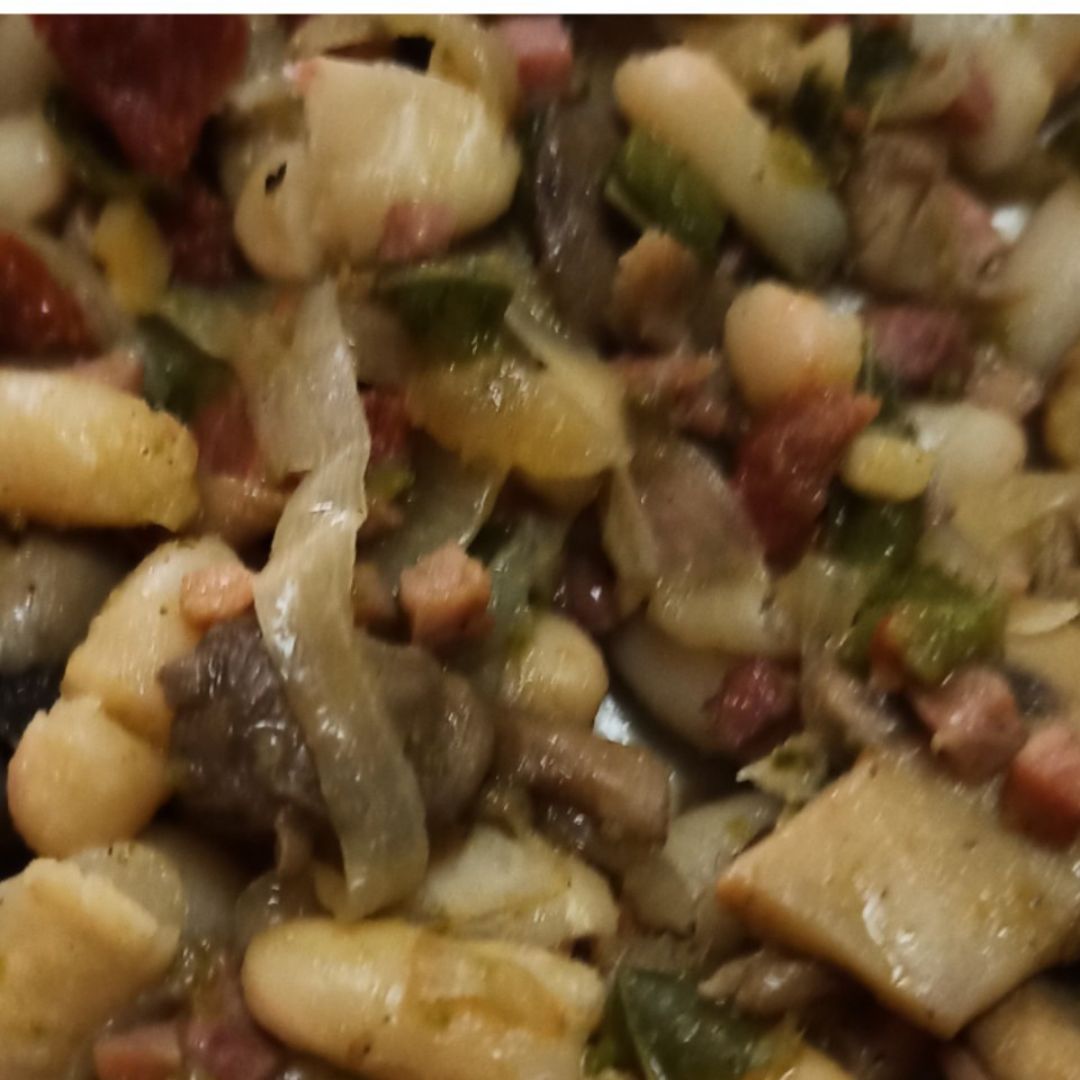 Alubias blancas con jamon , verduras y setas Alubias blancas con jamon , verduras y setas