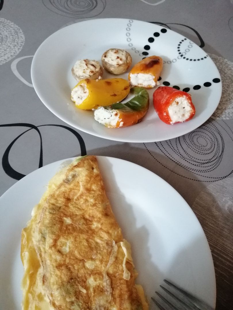 Pimientos y champiñones con queso de cabra y albahaca Pimientos y champiñones con queso de cabra y albahaca