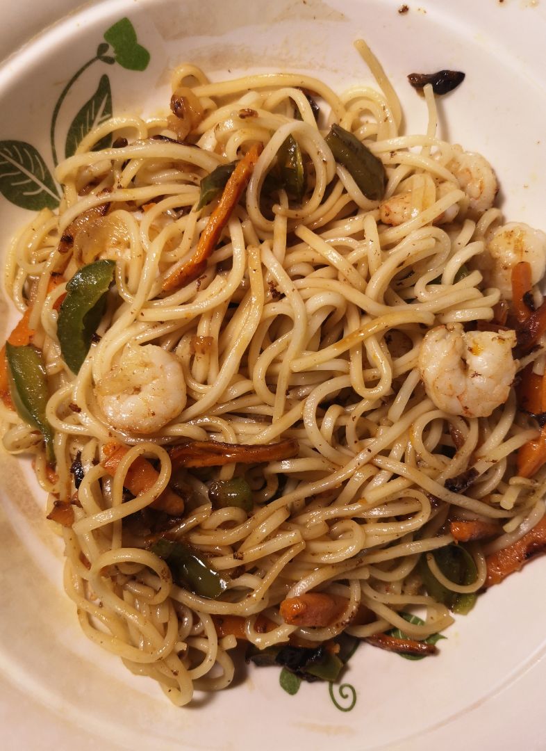 Noodles con salteado de verduras y gambas 
