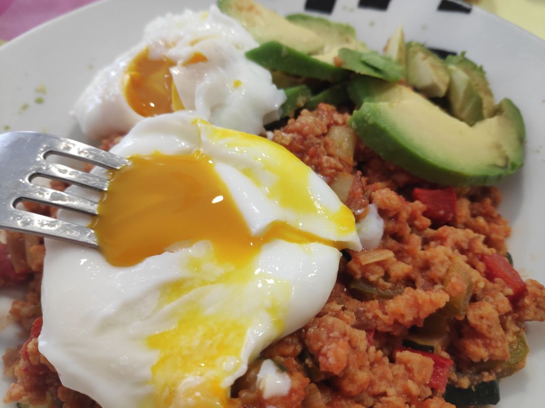 Soja texturizada con vegetales y huevos poché 😋