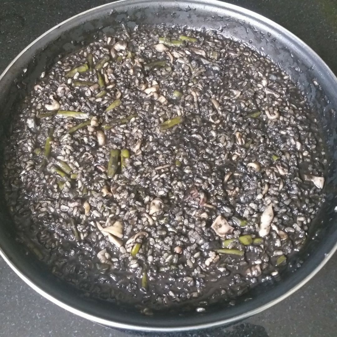 🦑Arroz negro con calamares y espárragos🍽 🦑Arroz negro con calamares y espárragos🍽