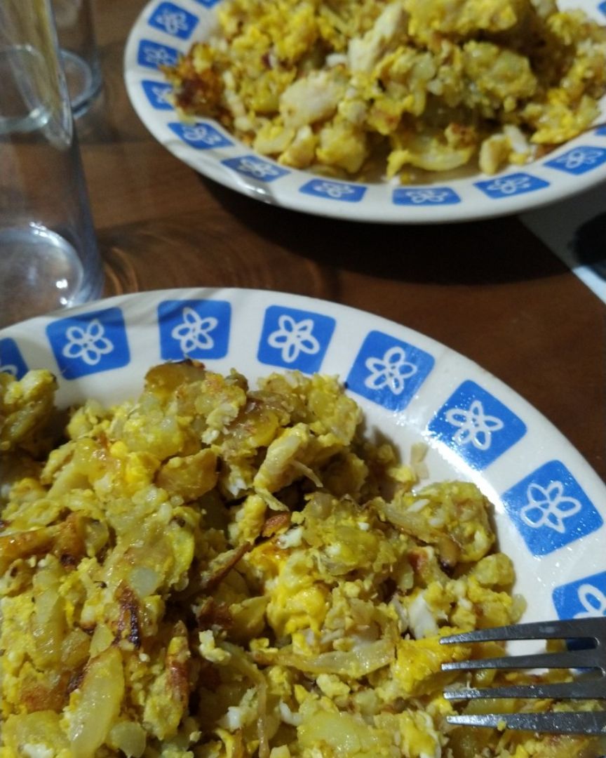 Revuelto de patatas y pescado. Revuelto de patatas y pescado.
