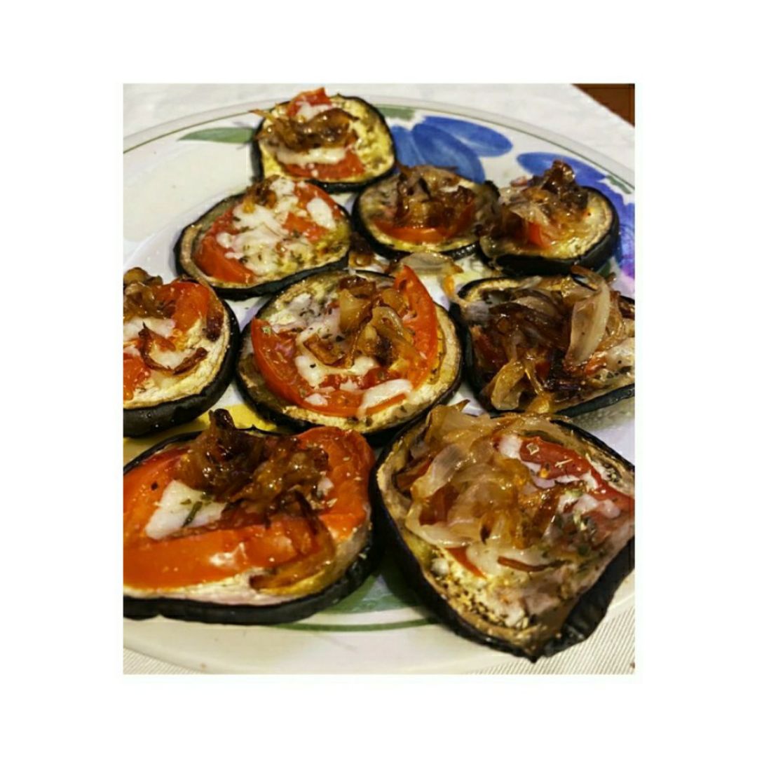 Mini pizzetas de berenjena, tomate, Mozzarella y cebolla caramelizada Mini pizzetas de berenjena, tomate, Mozzarella y cebolla caramelizada
