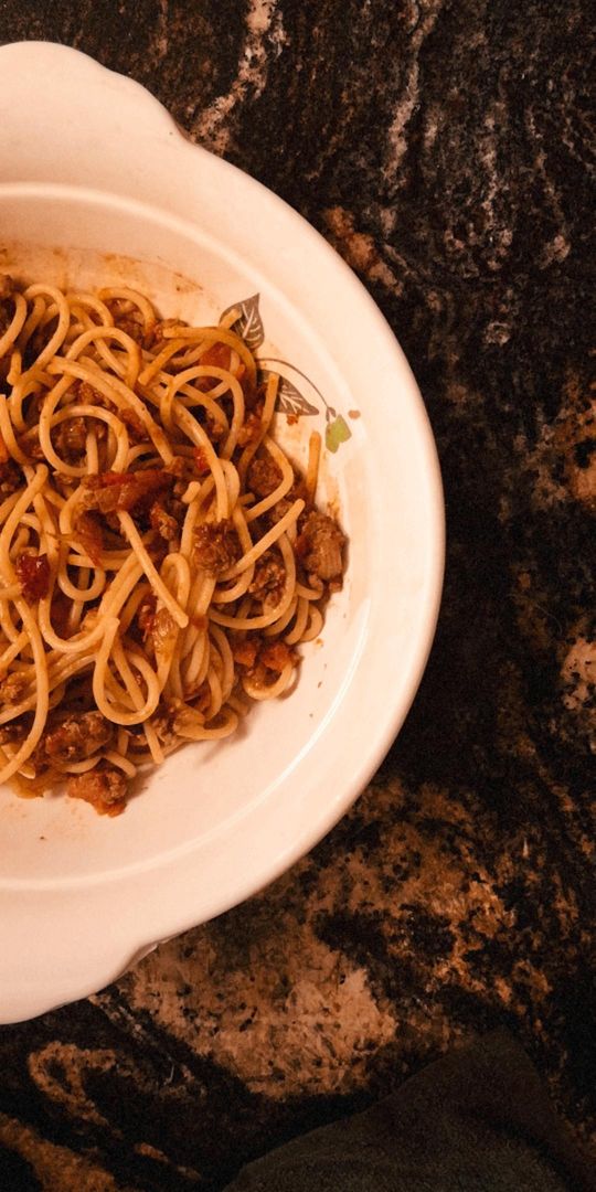 Spaghettis con ternera, cebolla y tomate. Spaghettis con ternera, cebolla y tomate.