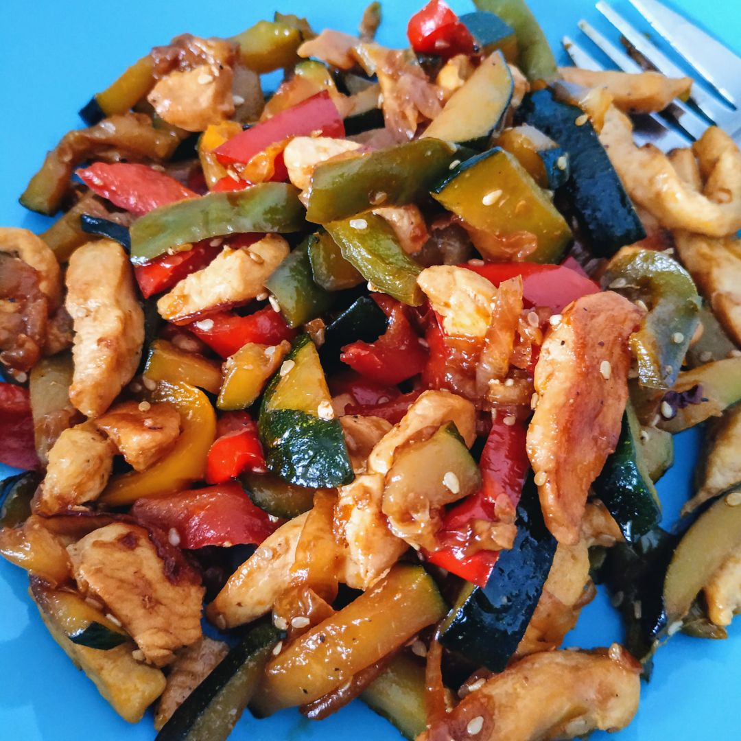 Pollo con verduras y salsa de soja Pollo con verduras y salsa de soja
