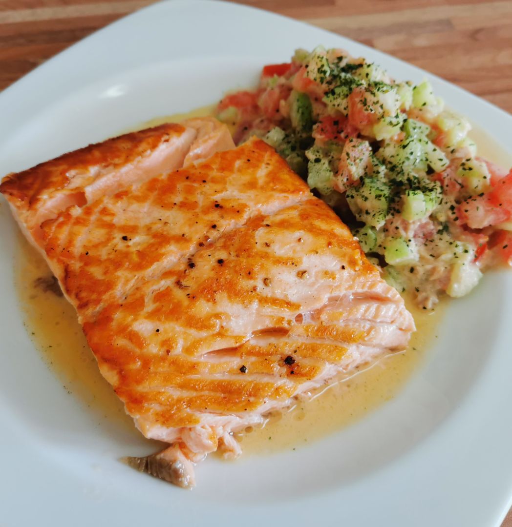 Salmón a la plancha con ensalada de apio Salmón a la plancha con ensalada de apio