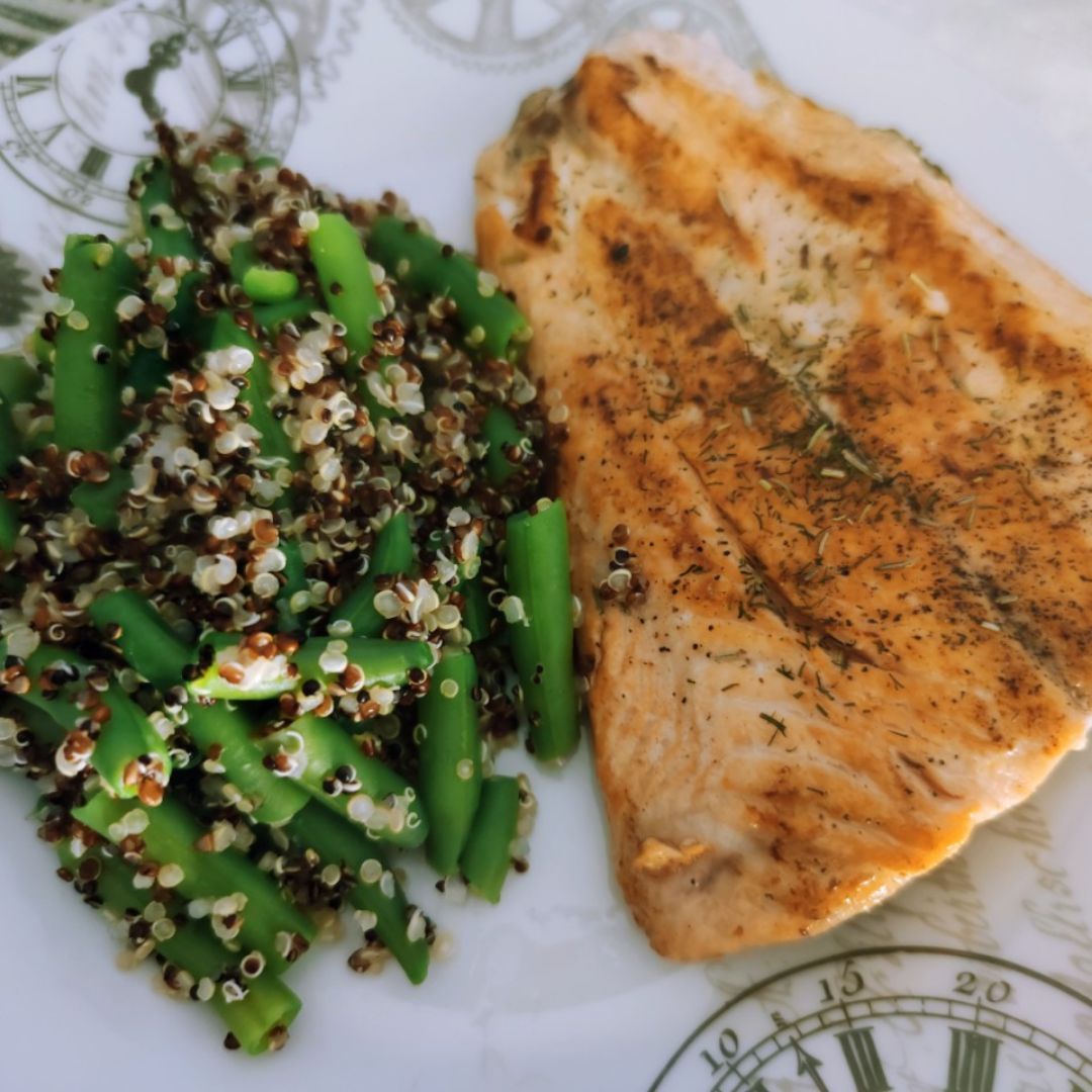 Salmón con quinoa y judías