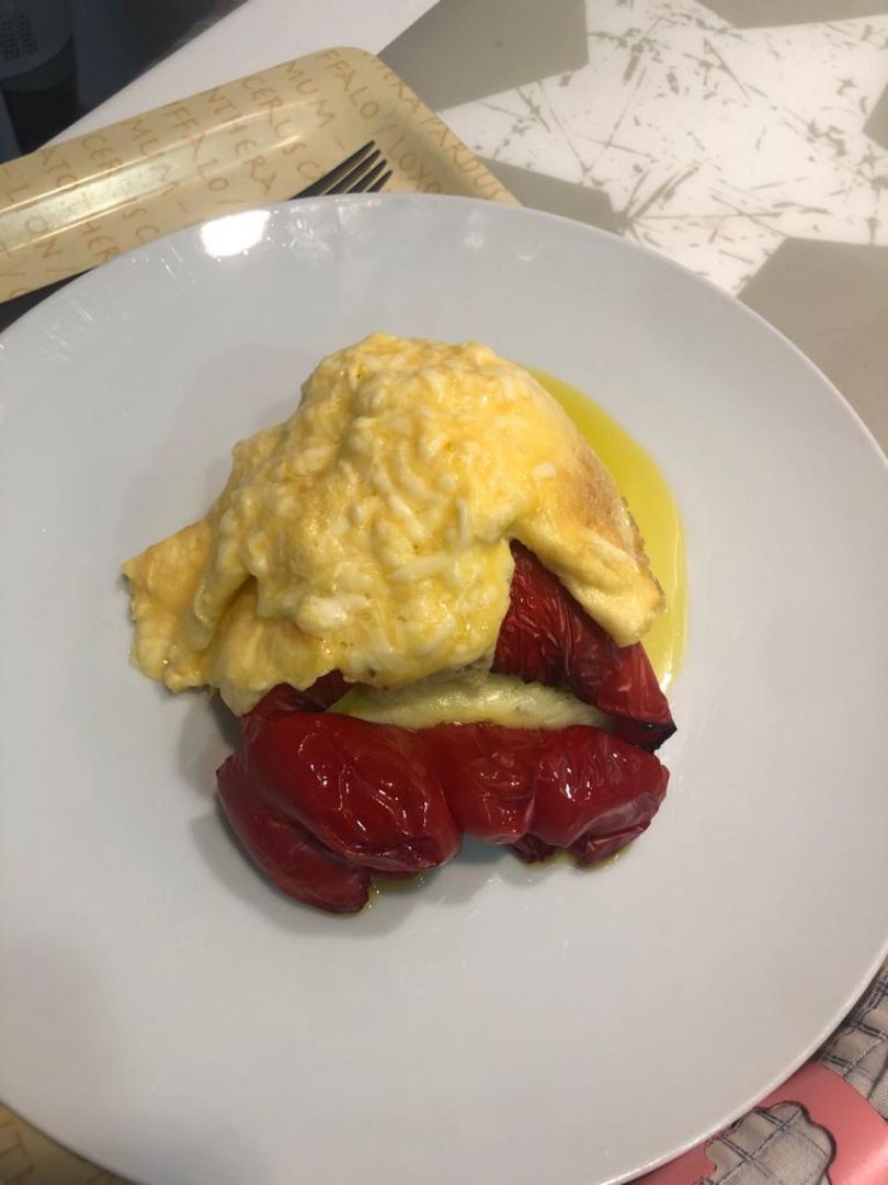 Pimiento relleno con arroz y tortilla francesa. Pimiento relleno con arroz y tortilla francesa.