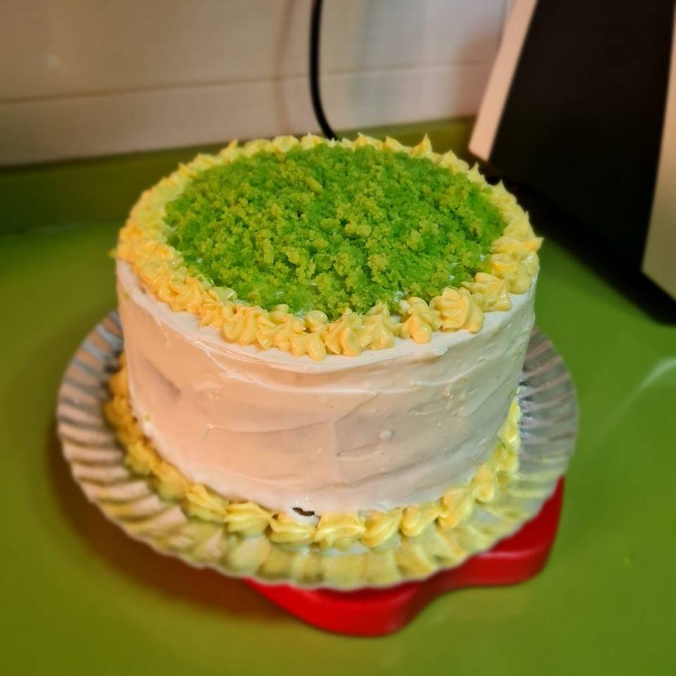 Tostada de pan de centeno con kiwi, yogurt blanco, chia y canela.