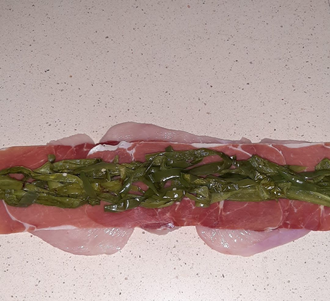Rulo de pollo con pimientos y jam贸n 馃崠 Paso 1 Rulo de pollo con pimientos y jam贸n 馃崠 Paso 1