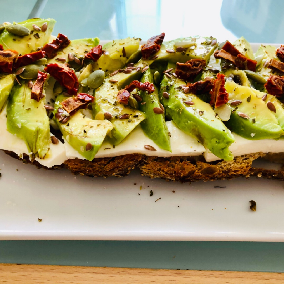 Tostadas de aguacate, queso y tomates secos