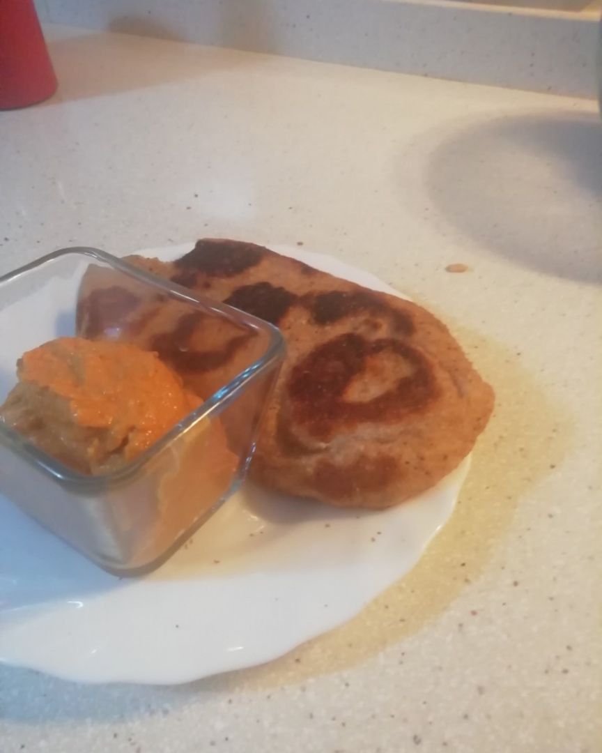 Paté de pimientos y pan naan Paté de pimientos y pan naan