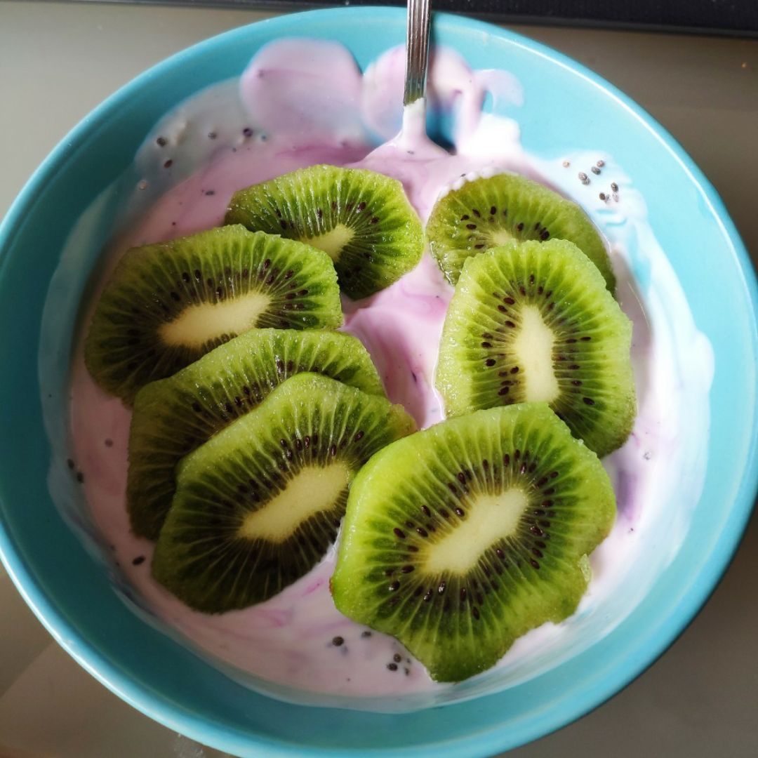 Bol de kéfir con chia, arándanos y kiwi