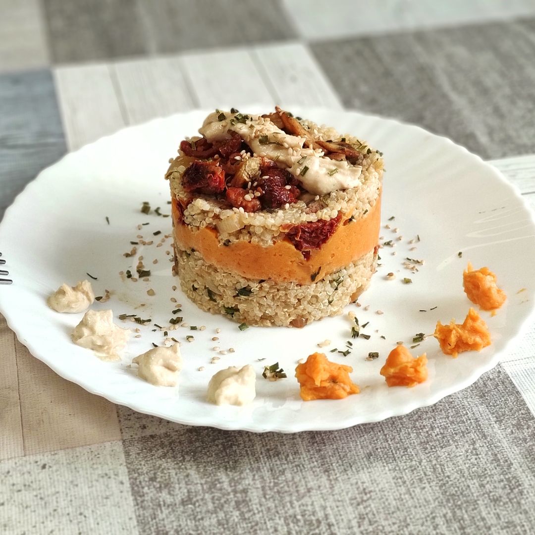 Timbal de quinoa con crema de boniato y salsa de sésamo Timbal de quinoa con crema de boniato y salsa de sésamo