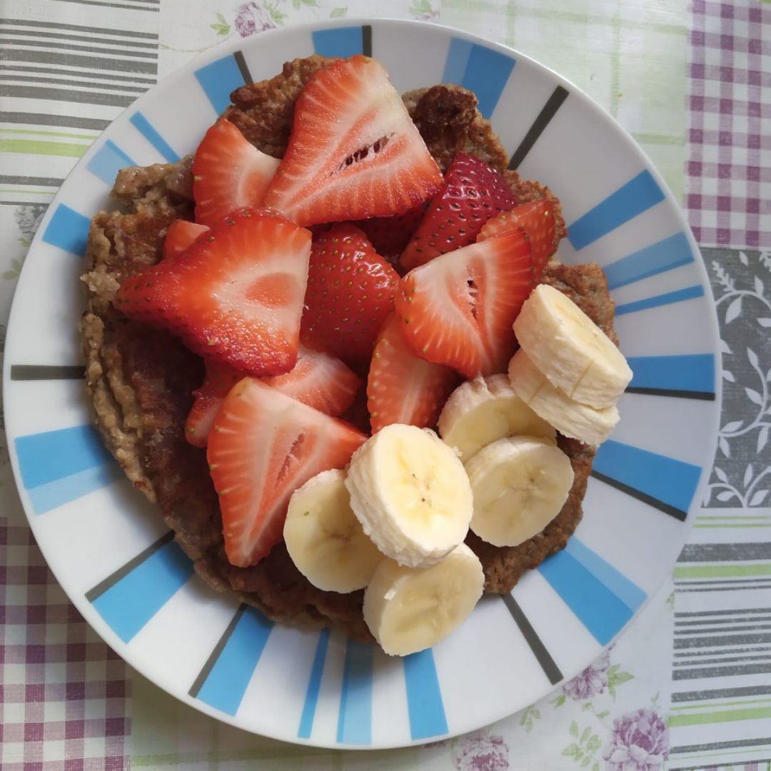 Pancake de plátano y avena con fresas