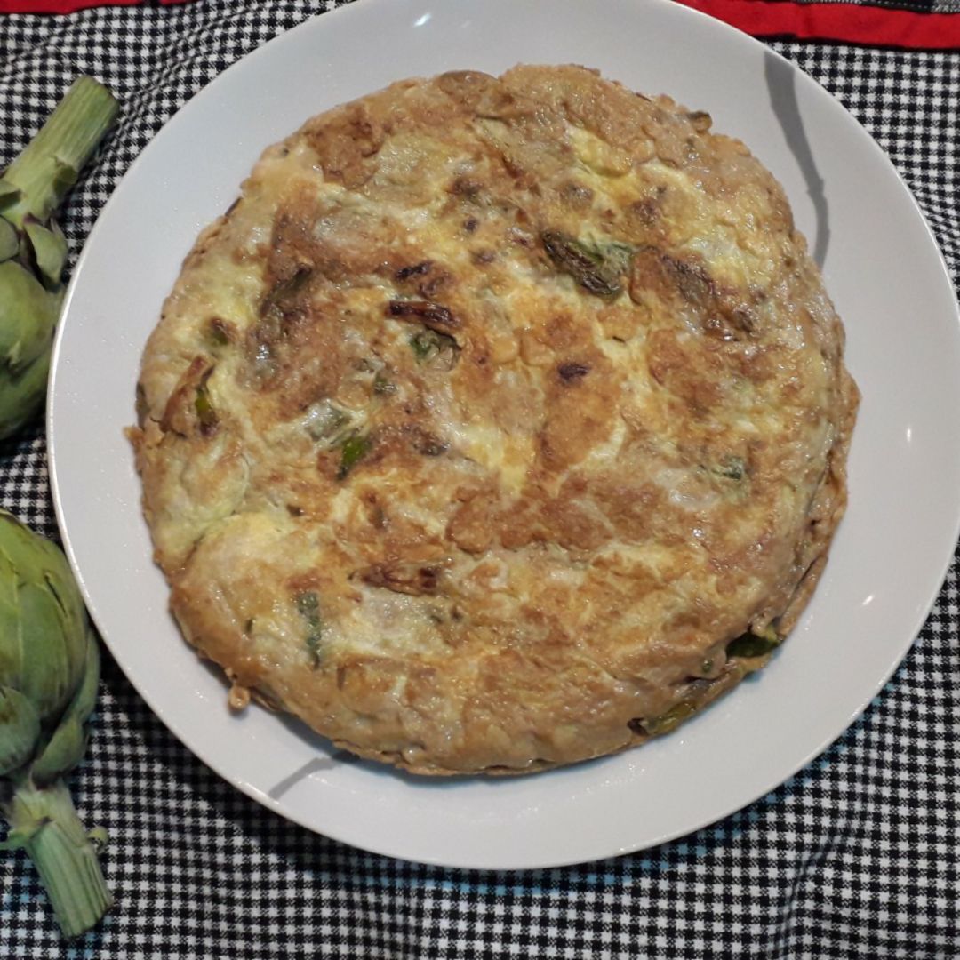 Tortilla de ajetes, alcachofas y espárragos. Tortilla de ajetes, alcachofas y espárragos.