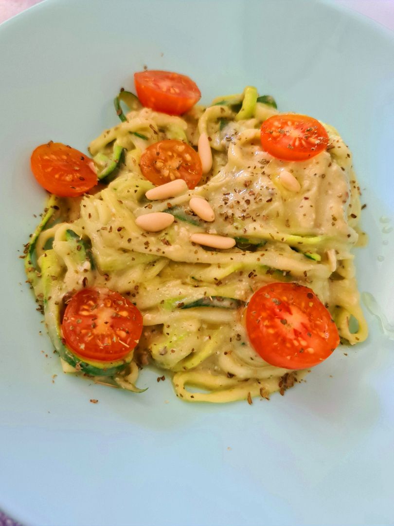 Espaguetis de calabacín con pesto de aguacate 🥑 Espaguetis de calabacín con pesto de aguacate 🥑