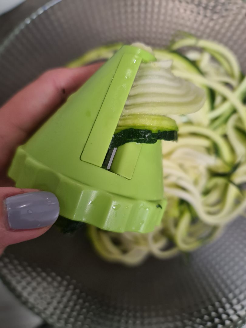 Espaguetis de calabacín con pesto de aguacate 🥑 Paso 0 Espaguetis de calabacín con pesto de aguacate 🥑 Paso 0