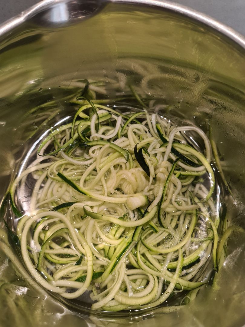 Espaguetis de calabacín con pesto de aguacate 🥑 Paso 1 Espaguetis de calabacín con pesto de aguacate 🥑 Paso 1