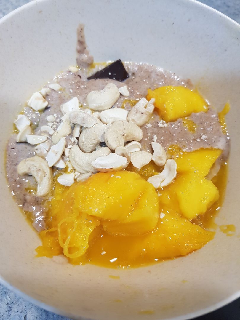 Porrige con mango y anacardos