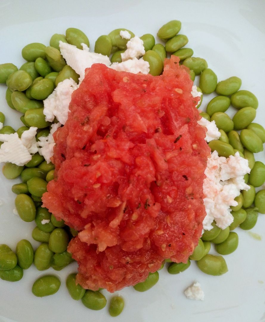 Edamame con tomate y queso fresco Edamame con tomate y queso fresco