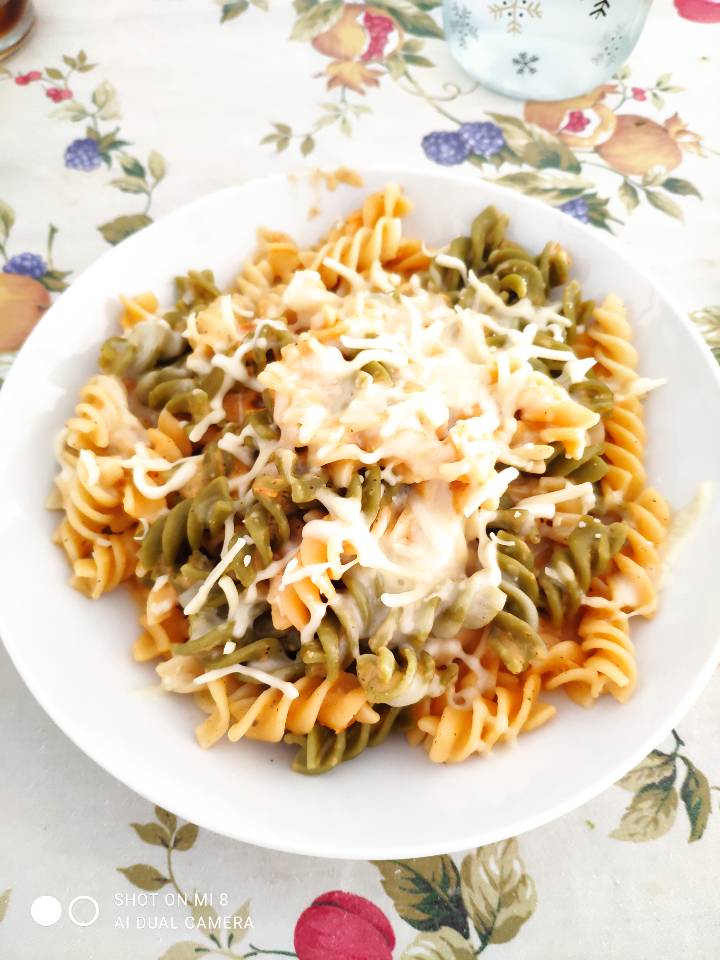 Pasta con salsa de tomate y burrata Pasta con salsa de tomate y burrata