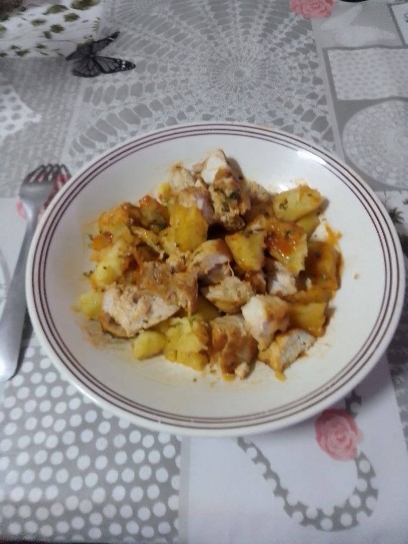 Pechuga de pavo con patatas cocidas y tomate frito. Pechuga de pavo con patatas cocidas y tomate frito.