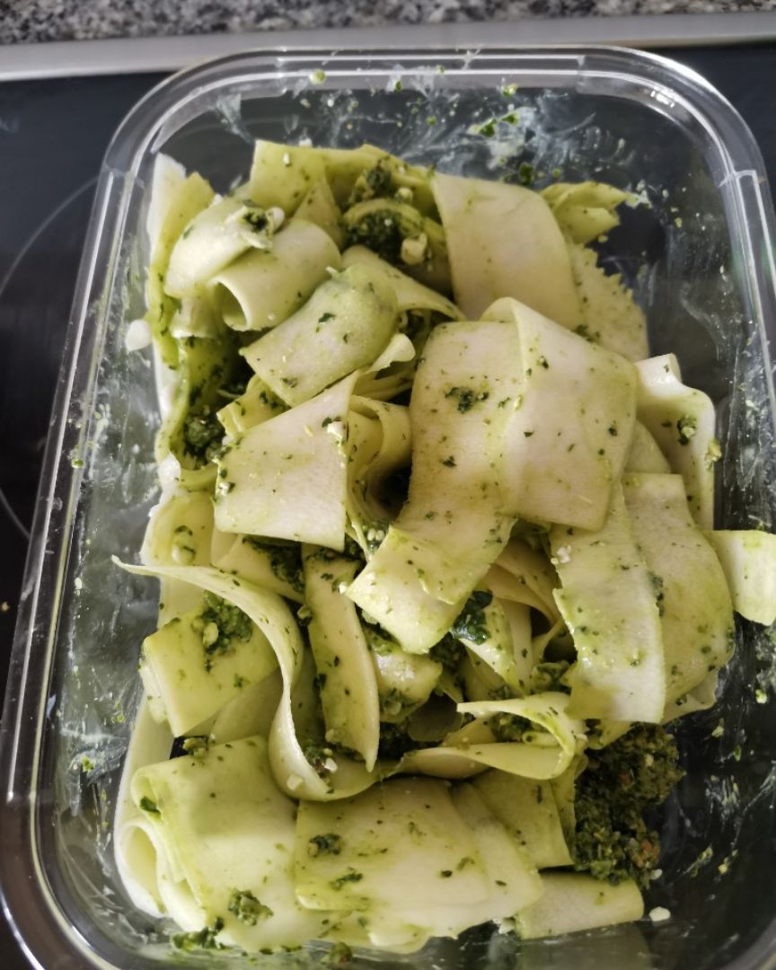 Pappardelle de calabacín con pesto de espinacas Pappardelle de calabacín con pesto de espinacas