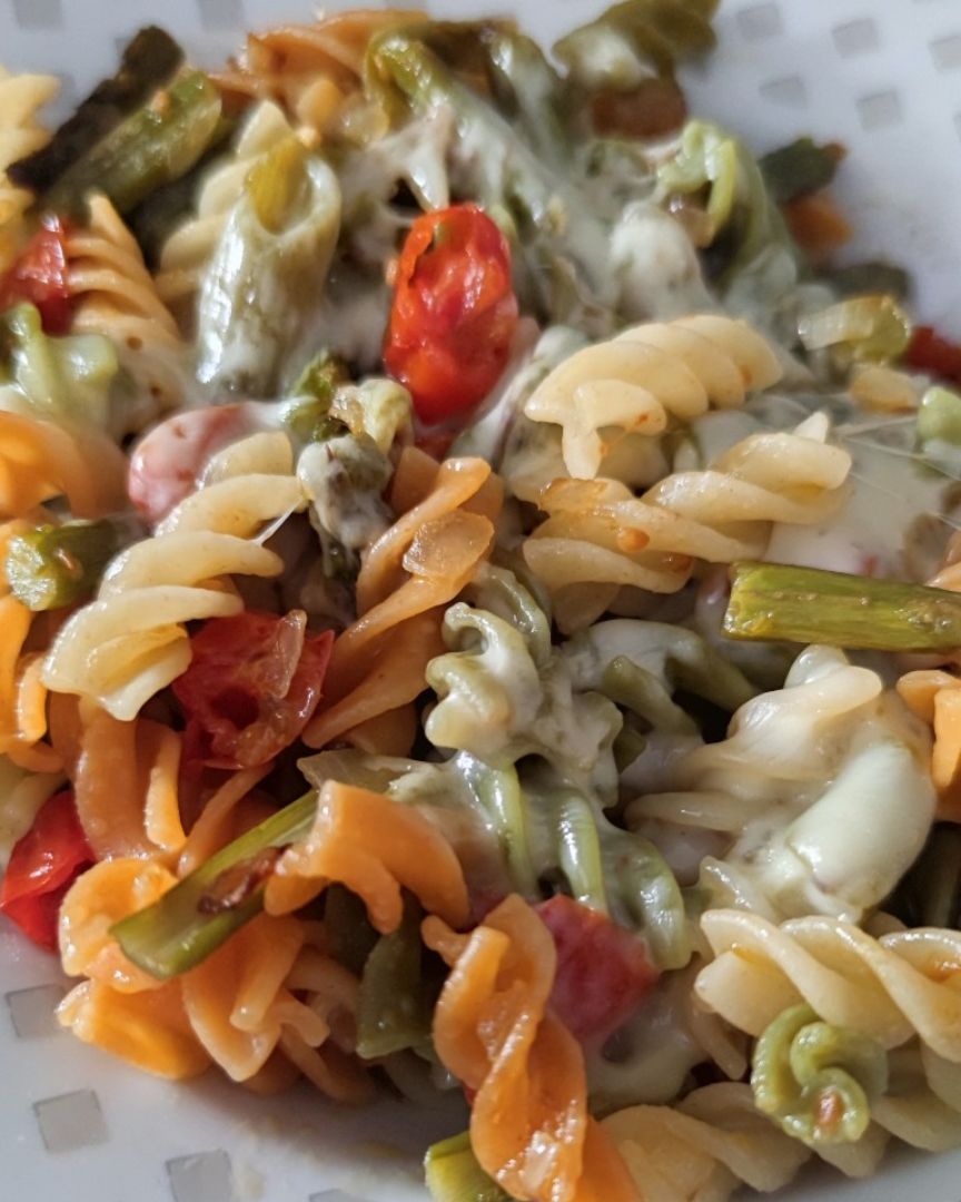 Pasta tricolor con espárragos verdes Pasta tricolor con espárragos verdes