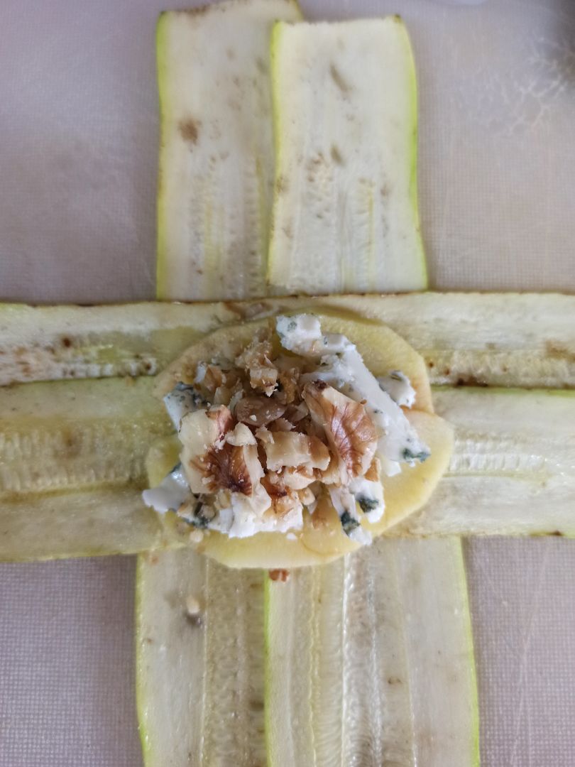 Paquetitos de calabacín rellenos de manzana, roquefort y nueces Paso 2 Paquetitos de calabacín rellenos de manzana, roquefort y nueces Paso 2