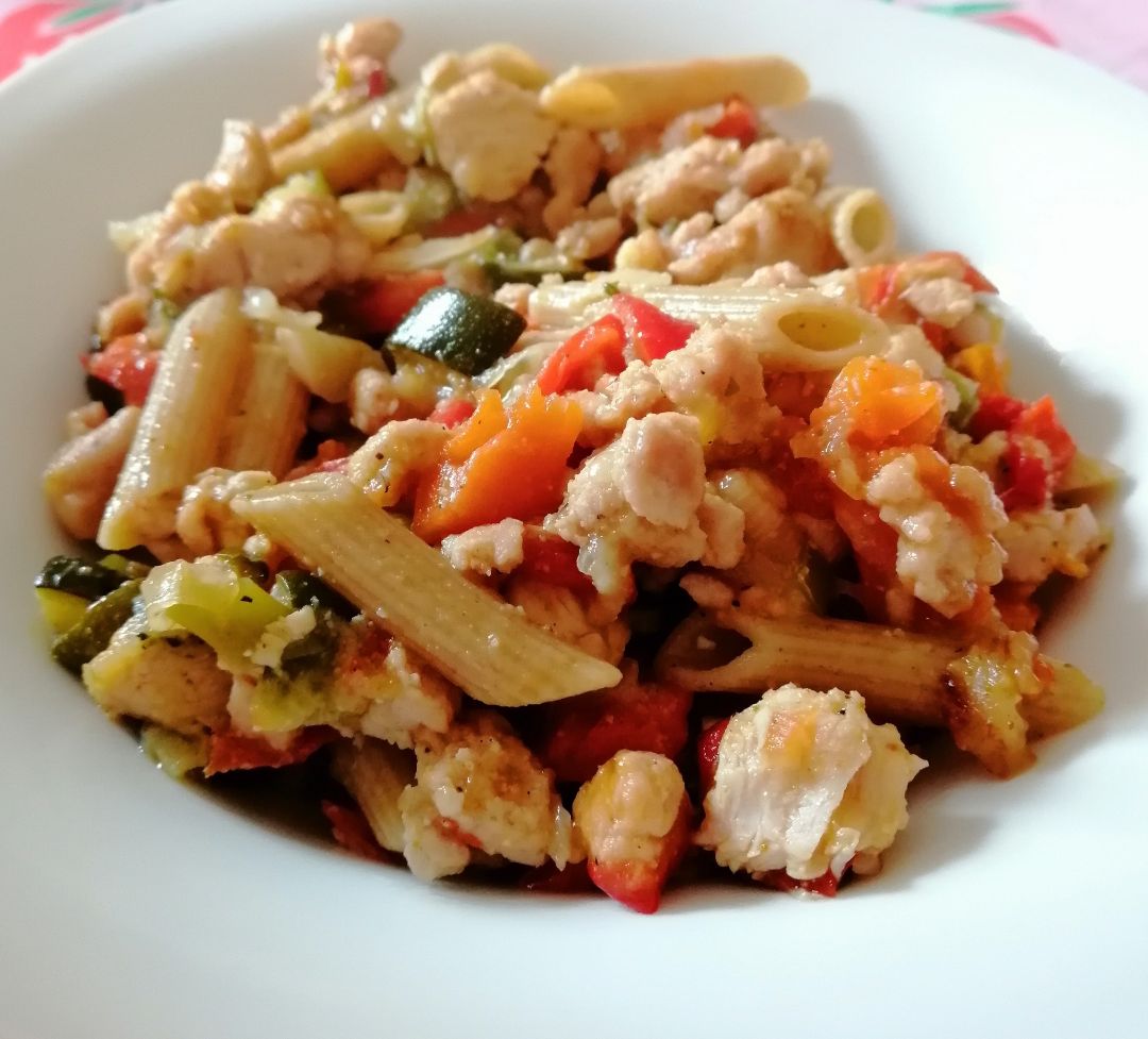 Pasta integral con verdura y pollo Pasta integral con verdura y pollo