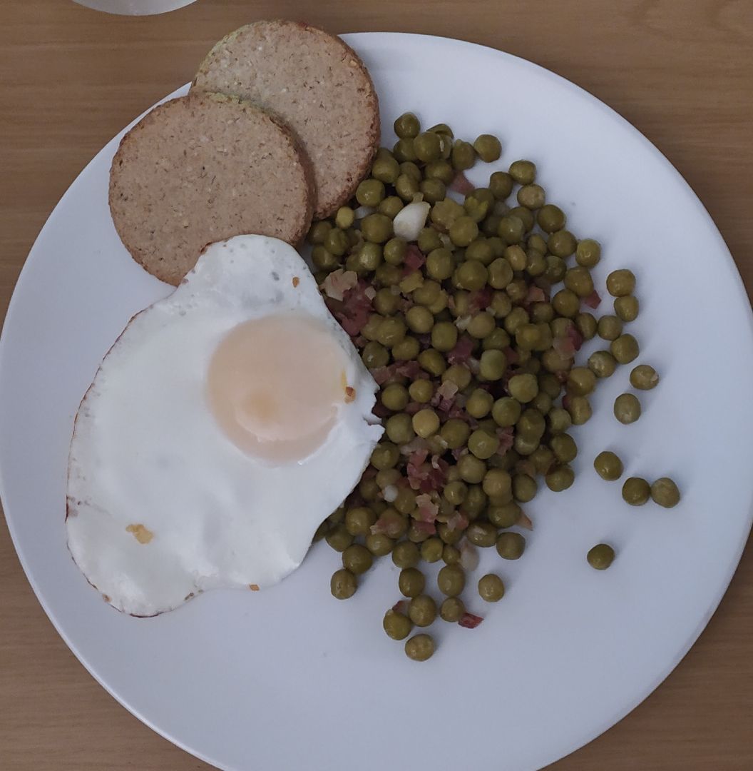 Guisantes con jamón y huevo a la plancha