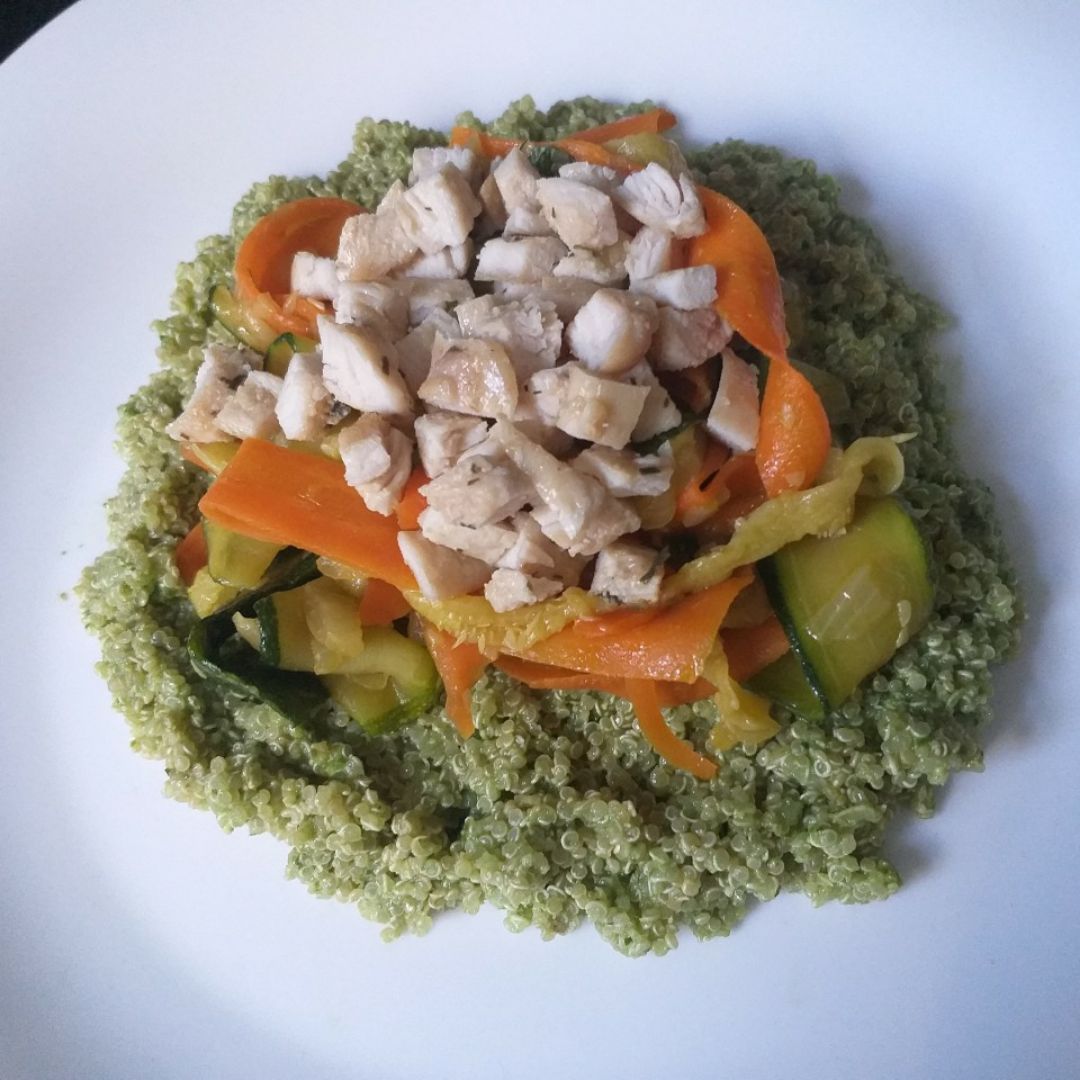 Quinoa con pesto, verduras y pollo. Quinoa con pesto, verduras y pollo.