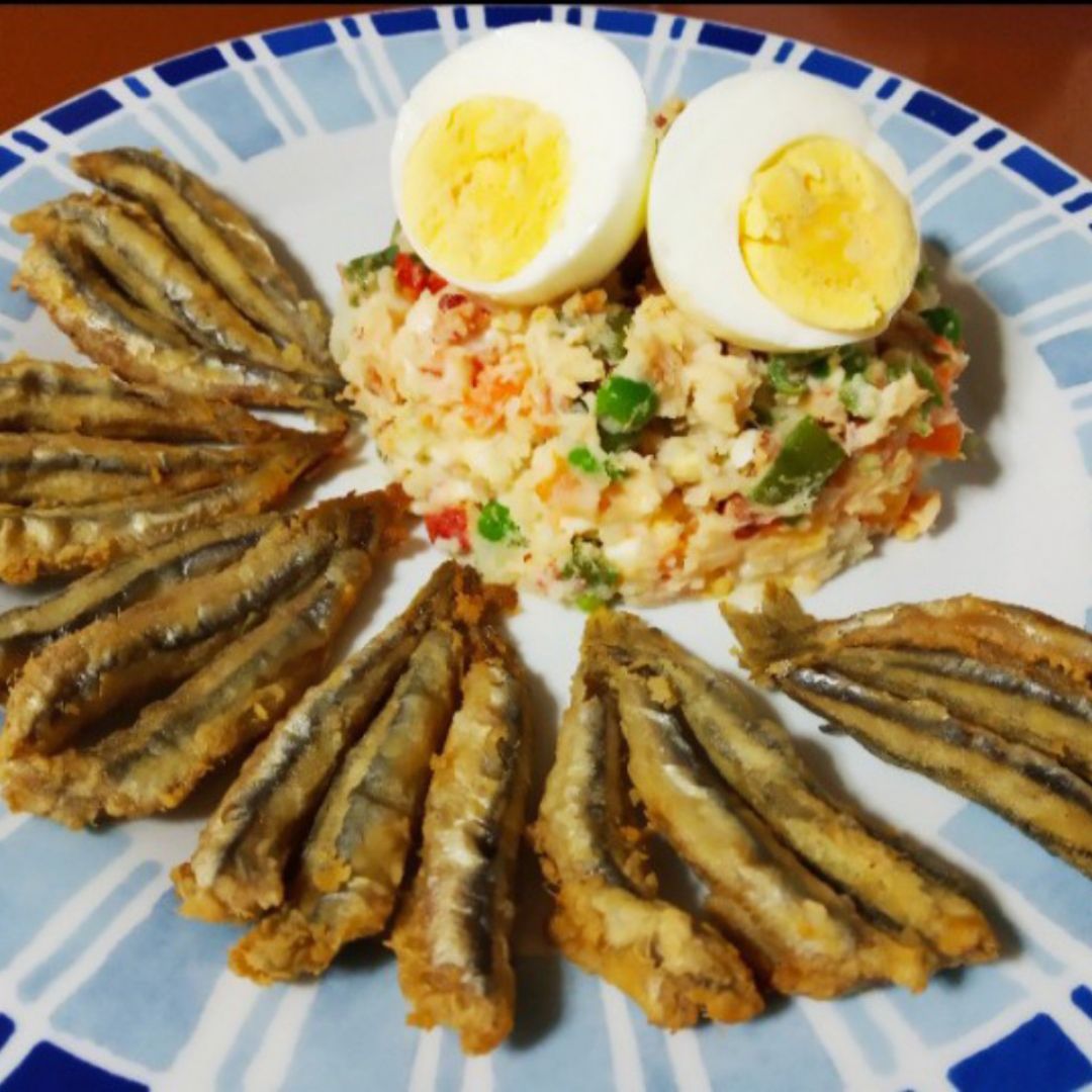 ENSALADILLA DE VERDURAS Y PATATAS CON BOQUERÓN FRITO ENSALADILLA DE VERDURAS Y PATATAS CON BOQUERÓN FRITO