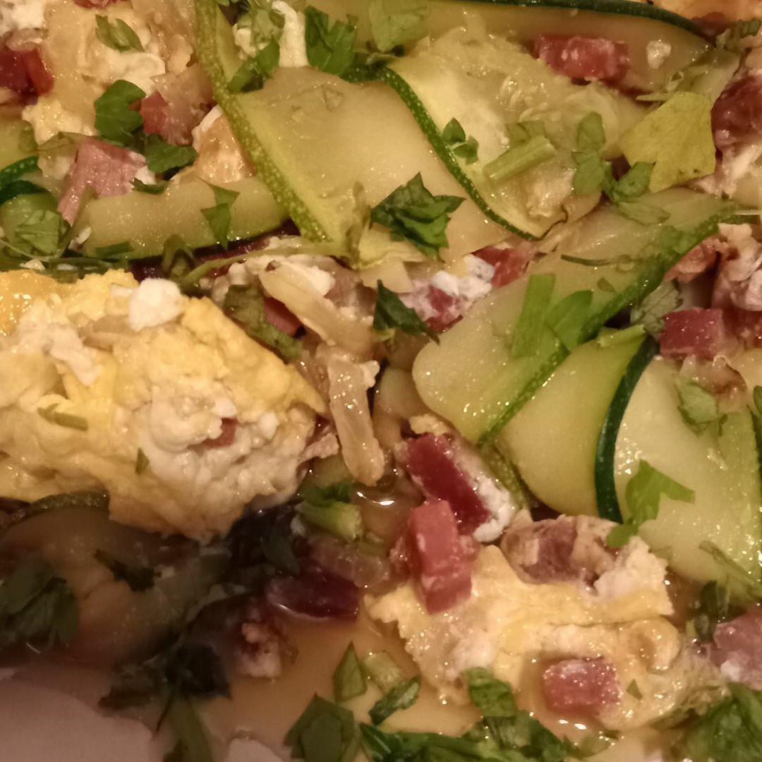 Linguine de calabacín,huevo y jamón