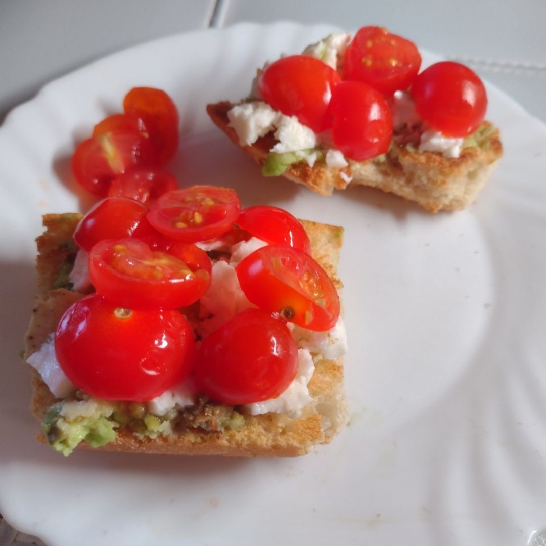 Tosta de aguacate, tomate y queso fresco