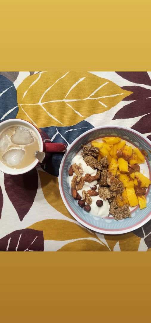 Bowl de desayuno y café con leche frio Bowl de desayuno y café con leche frio